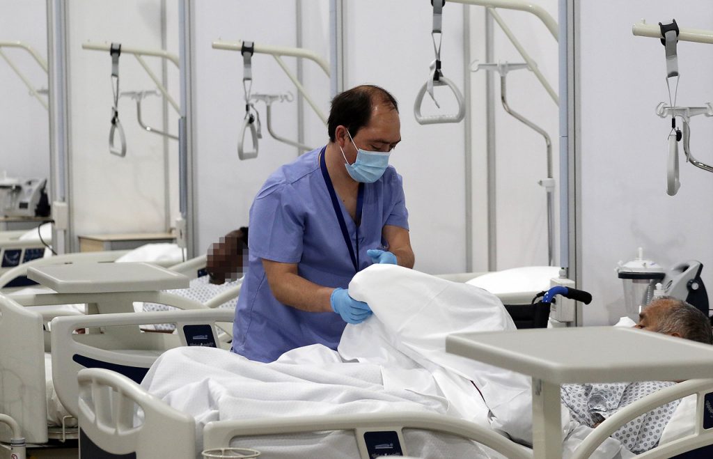 Sociedad Chilena de Medicina Intensiva: Ocupación de camas críticas en Santiago llega casi al 100%