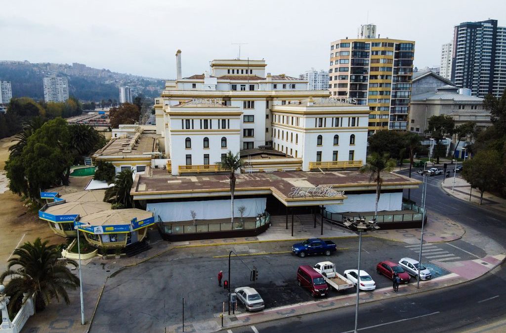 Paciente de residencia sanitaria del Hotel O’Higgins intentó escupir a transeúntes desde una ventana