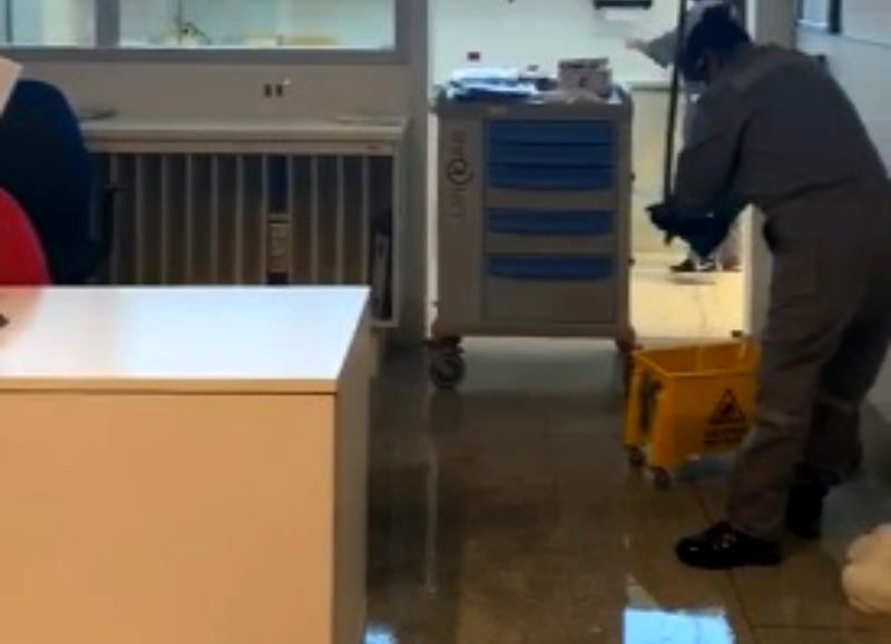 Denuncian que nueva filtración en hospital Félix Bulnes inunda parte de la sala de un paciente con Covid