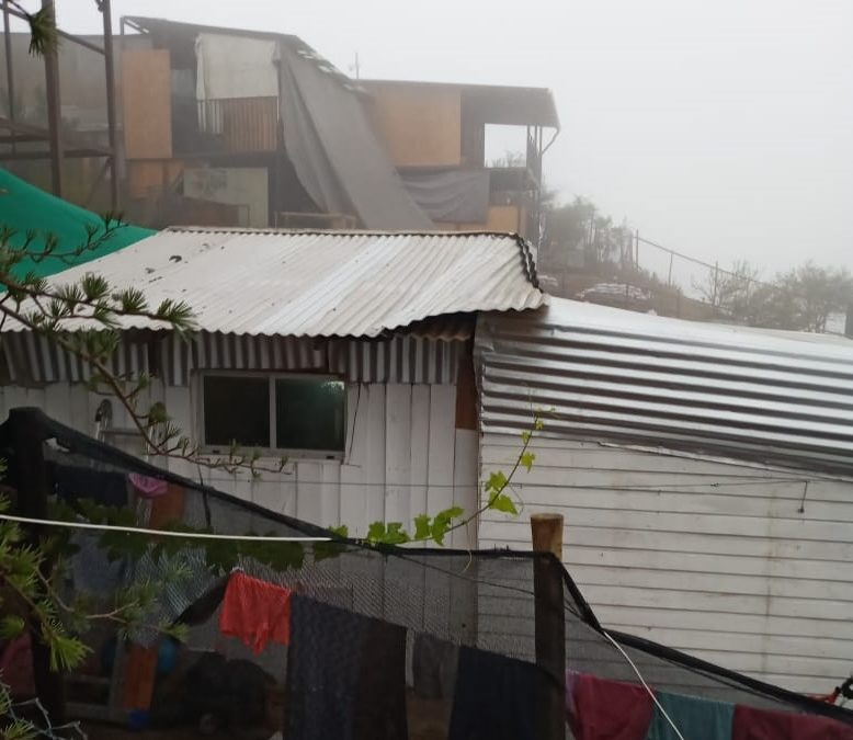 Familias de Lo Barnechea denuncian no haber recibido cajas de alimentos “por vivir en una toma”