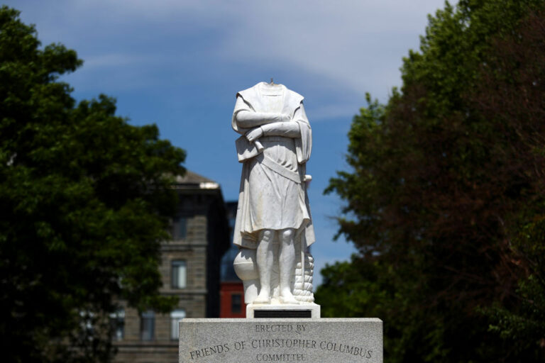 Derribar estatuas no borra la historia, nos hace verla con más claridad