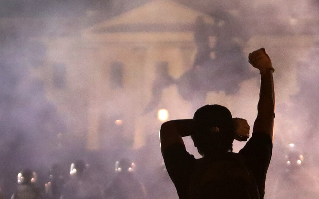 Manifestantes vulneran seguridad de la Casa Blanca e ingresan hasta el patio de la residencia presidencial de Estados Unidos