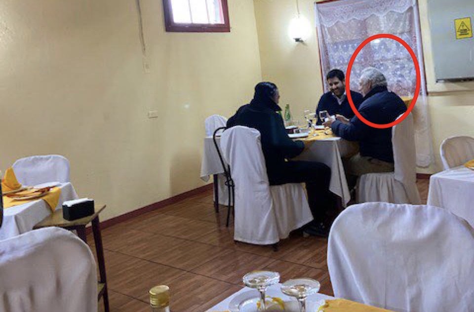 En plena cuarentena Secretario del Senado es descubierto en restaurante de mariscos en San Miguel