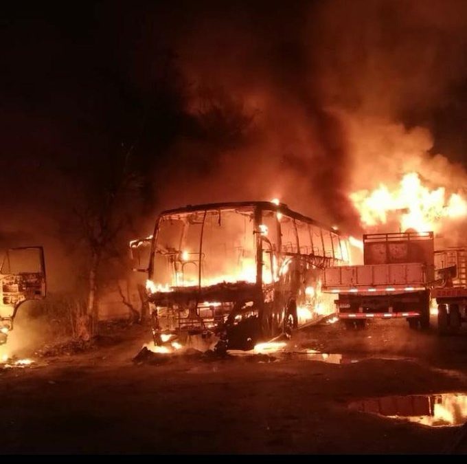 Con total impunidad: Grupos racistas de ultraderecha desalojan violentamente y queman municipalidades tomadas en apoyo a los presos políticos mapuche