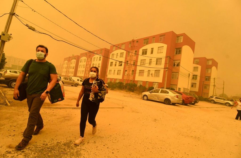 Ordenan la evacuación de 25 mil personas por incendio forestal en la comuna Quilpué