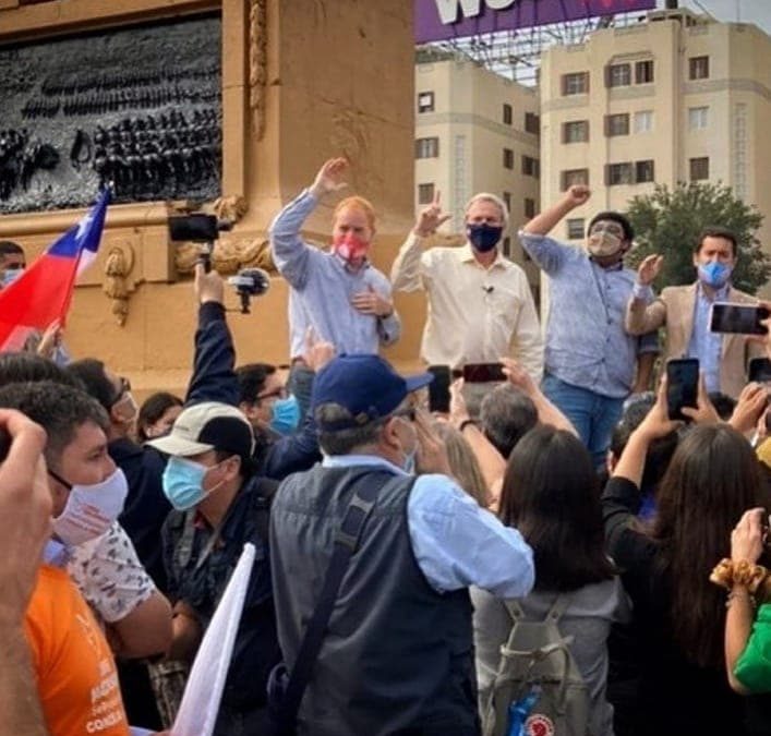 Plaza de la Dignidad: ex militares y simpatizantes fascistas realizan “homenaje” a genocida y violador Baquedano